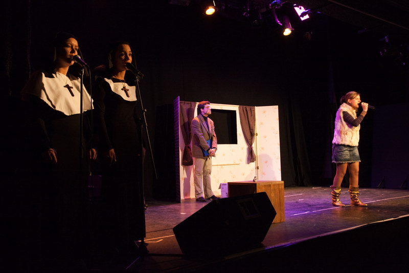[IMG_2639.JPG] Alibi Alleluia - la representation - Theatre de la Reine Blanche