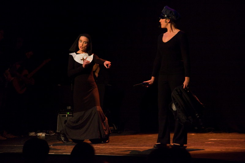 [IMG_2708.JPG] Alibi Alleluia - la representation - Theatre de la Reine Blanche