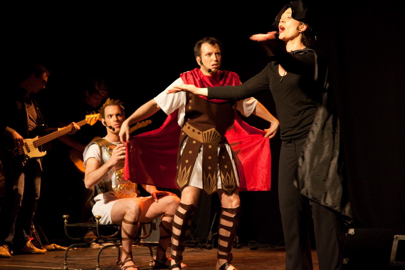 [IMG_2769.JPG] Alibi Alleluia - la representation - Theatre de la Reine Blanche