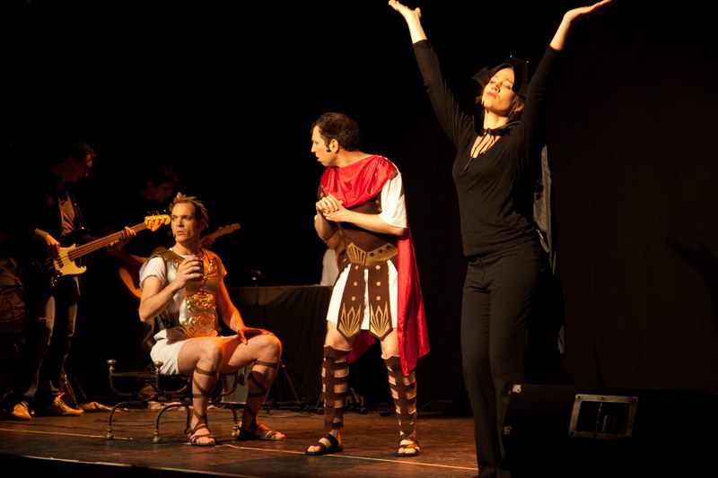 [IMG_2770.JPG] Alibi Alleluia - la representation - Theatre de la Reine Blanche