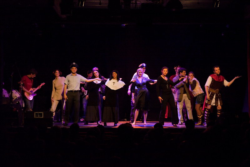[IMG_2795.JPG] Alibi Alleluia - la representation - Theatre de la Reine Blanche