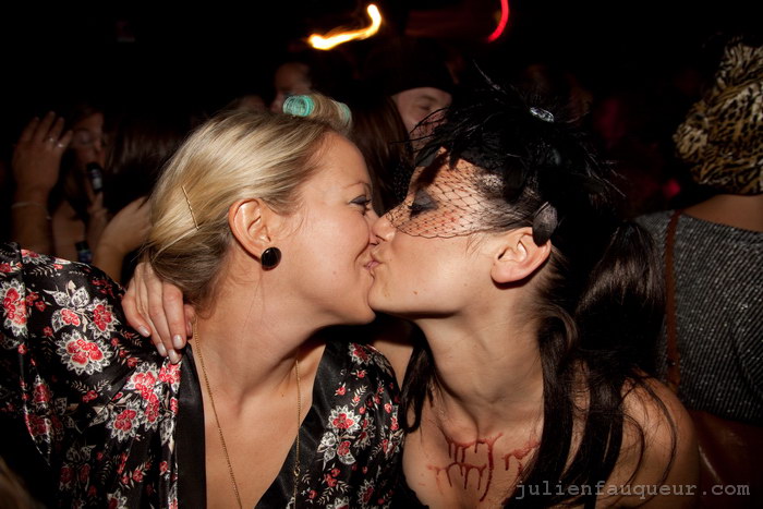[IMG_6624.JPG] lowlife halloween party 2009 - corsica studios
