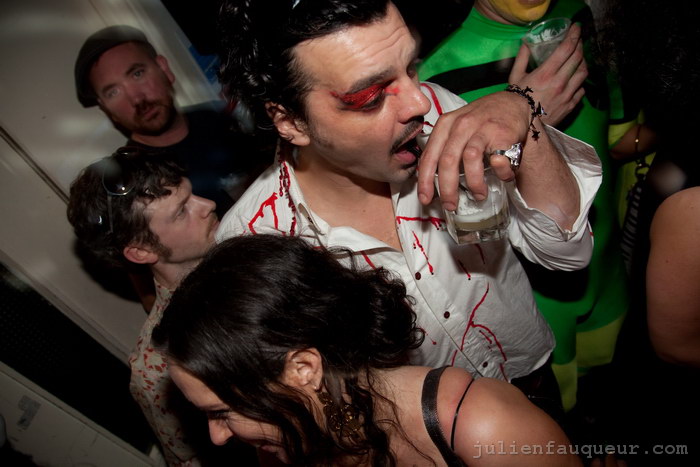 [IMG_6625.JPG] lowlife halloween party 2009 - corsica studios