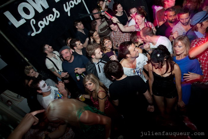 [IMG_6641.JPG] lowlife halloween party 2009 - corsica studios